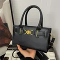 Bolso bandolera de cuero negro con hebilla de corazón dorada vintage y asa superior - Negro
