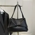 Sac sous le bras minimaliste en cuir noir avec un design triangulaire unique - Noir