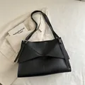 Minimalistische zwarte PU-lederen schoudertas met geometrische flap en zilveren gesp - Zwart