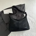 Sac bandoulière demi-lune noir minimaliste avec sangle réglable et finition mate - Sans Pendentif / Noir