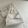 Minimalistische gebroken witte okseltas met asymmetrisch geometrisch gevouwen flap - Wit
