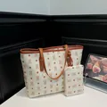 Klassische Shopper-Tasche mit Bärenmuster und kleinem Etui auf einer weißen Ablage - Tote Bag 2-Teiliges Set / Weiß