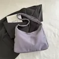 Sac hobo minimaliste violet chic avec large bandoulière sur fond de blazer élégant - Sans Pendentif / Violet