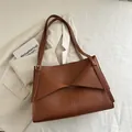 Minimalistische grote bruine leren tote tas met geometrische flap en zilveren gesp - Bruin