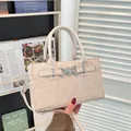 Sac à main beige en similicuir crocodile avec boucle métallique et bandoulière chic - Blanc