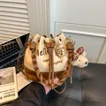 Bolso saco grande en color beige y marrón con cordón y colgante de osito de peluche - Con Colgante / Blanco Roto