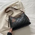 Borsa hobo trapuntata nera con tracolla marrone e dettaglio fiocco per uso quotidiano - Nero