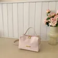Bolso cuadrado rosa claro con cremalleras dobles doradas y asa superior elegante - Rosa