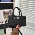 Sac à main noir effet crocodile avec boucle cœur argentée et bandoulière réglable - Noir