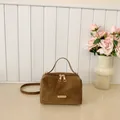 Bolso de mano vintage marrón en ante mate con elegante placa metálica dorada frontal - Marrón