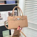 Sac à main beige effet crocodile avec boucle cœur argentée et bandoulière amovible - Kaki