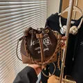 Bolso tipo cubo de gamuza sintética marrón con estampado de gato y asa trenzada - Con Colgante / café