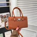 Sac à main marron texture crocodile avec boucle cœur en métal et bandoulière amovible - Brun Foncé