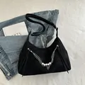 Sac bandoulière noir pour femme en daim avec chaîne argentée et perles blanches - Sans Pendentif / Noir