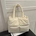 Bolso tote acolchado en color crema con asas suaves y acolchadas para mujer - Blanco