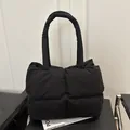 Bolso tote acolchado negro con correas suaves para el uso diario y la oficina - Negro