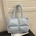 Bolso tote acolchado azul claro con asas gruesas y diseño moderno y minimalista - Azul