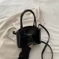 Borsa a mano minimalista in pelle verniciata nera con logo FASHION in metallo argento - Nero