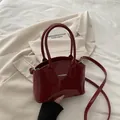 Borsa in pelle verniciata rosso scuro con finitura lucida e placca Fashion in metallo - Rosso