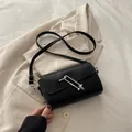 Minimalistische schwarze Baguette-Umhängetasche mit silberner Metallschnalle - Schwarz