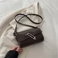 Minimalistische dunkelbraune Leder-Baguette-Tasche mit markanter silberner U-Metallschließe - Braun