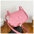 Elegante bolso bandolera rosa de cuero PU con colgante de flor y cierre de solapa - Rosa