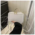 Borsa a tracolla bianca minimalista con cerniere dorate e logo stampato - Bianco