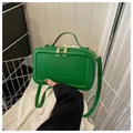 Borsa a tracolla rettangolare verde erba con doppia cerniera dorata e manico - Verde