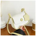 Bolso bandolera minimalista en blanco y verde con dije de flor y hebilla redonda - Amarillo