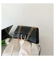 Borsa a tracolla minimalista in ecopelle nera con fibbia a U dorata e catenella - Nero