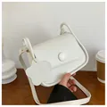 Bolso bandolera blanco semicircular minimalista con colgante de flor y textura de cuero - Blanco