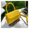 Petit sac carré jaune vif avec poignée supérieure et bandoulière amovible - Jaune