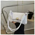 Weiße Unterachseltasche in Kroko-Optik mit goldener Schnalle und Knotengriff - Weiß