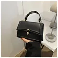 Klassische schwarze Leder-Umhängetasche mit edler goldener Metallschnalle und Tragegriff - Schwarz