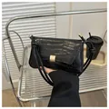 Schwarze Baguette-Tasche mit Krokodilmuster, goldener Schnalle und modischem Schultergurt - Schwarz