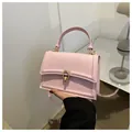 Rosafarbene minimalistische Umhängetasche mit goldener Ringschnalle und Griff - Rosa
