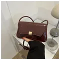 Rotbraune Baguette-Tasche mit Krokodilmuster und goldener Metallschnalle - Dunkelbraun