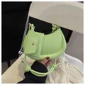 Minimalistische sichelförmige Schultertasche in Limettengrün mit Knotengriff und Beutel - Grün