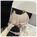 Minimalistische beige Halbmondtasche mit kleinem Beutel-Anhänger und geknotetem Riemen - Khaki