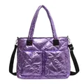 Bolso tote acolchado morado metalizado con asa superior y correa de nailon negra - Morado