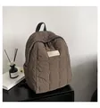 Detail eines kaffeebraunen Stepprucksacks mit kreisförmigem Muster auf leichtem Nylonstoff - Braun