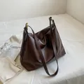 Bolso tote grande marrón café de cuero PU con anillas metálicas y bandolera - Superventas / 36x14x27cm / Café