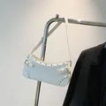Bolso de hombro blanco estilo denim con remaches y hebillas plateadas, moda Y2K - Blanco Roto