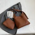 Ensemble sac hobo en cuir marron avec texture litchi et petite pochette zippée assortie - Marron