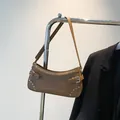 Bolso baguette de cuero sintético marrón con remaches plateados y estilo Y2K - Marrón