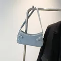 Bolso de hombro denim azul claro con tachuelas plateadas y hebillas estilo Y2K - Azul claro