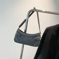 Sac baguette vintage gris foncé avec clous argentés et boucles réglables - Noir
