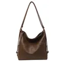 Bolso hobo convertible marrón oscuro con textura de cuero y detalles dorados - Arena