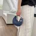 Bolso bandolera de media luna en denim azul oscuro con cadena de plata y dije de camelia - Pequeño / Azul - Pequeño
