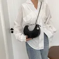 Bolso de media luna en denim negro acolchado con cadena y colgante de flor plata - Pequeño / Negro Pequeño